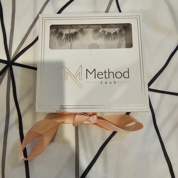 Method Lash Kit - Influence Lashes - Picture 6 of 7